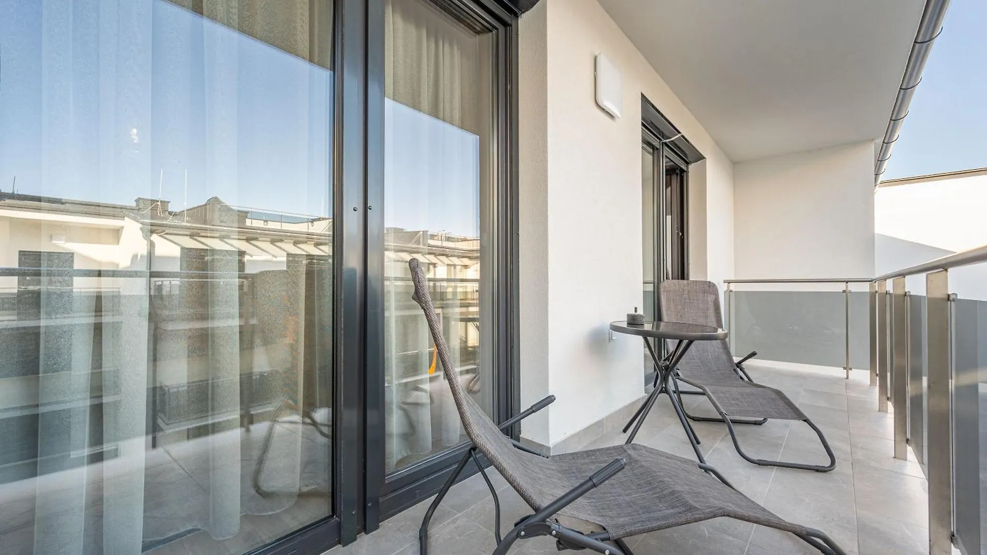Condo With Garage And Balcony In City Center Budapešť