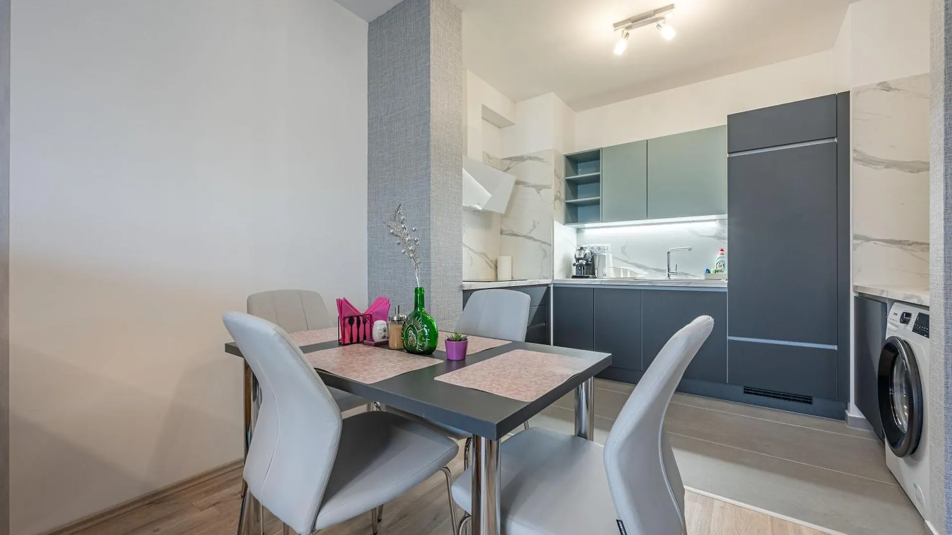 Condo With Garage And Balcony In City Center Budapešť Apartmán