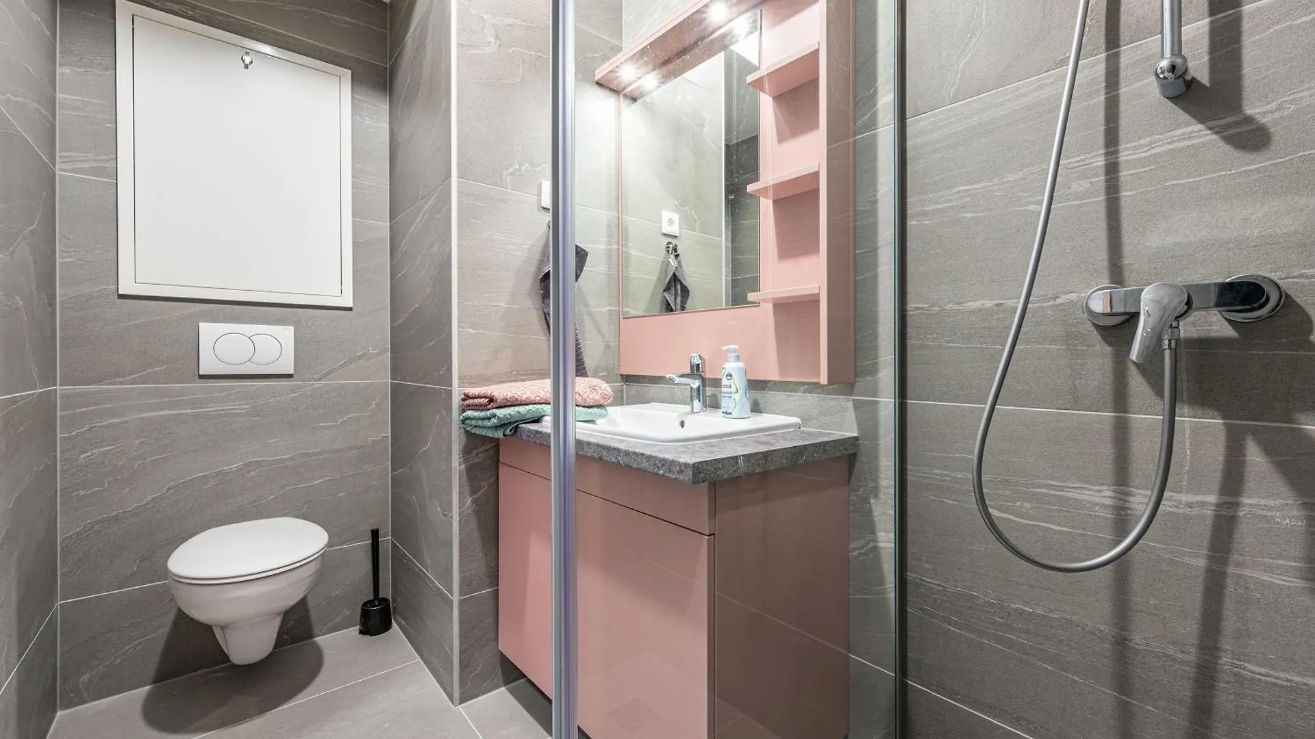 Condo With Garage And Balcony In City Center Budapešť Apartmán
