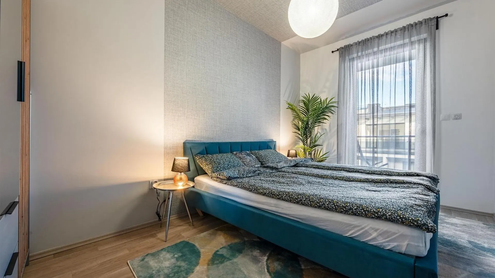 Condo With Garage And Balcony In City Center Budapešť