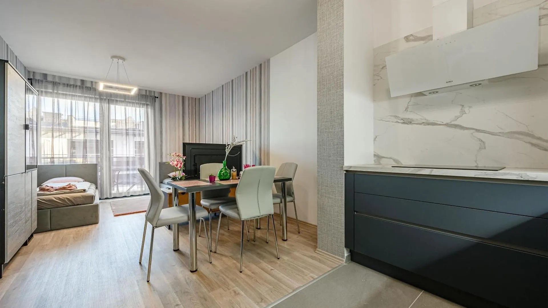 Condo With Garage And Balcony In City Center Budapešť