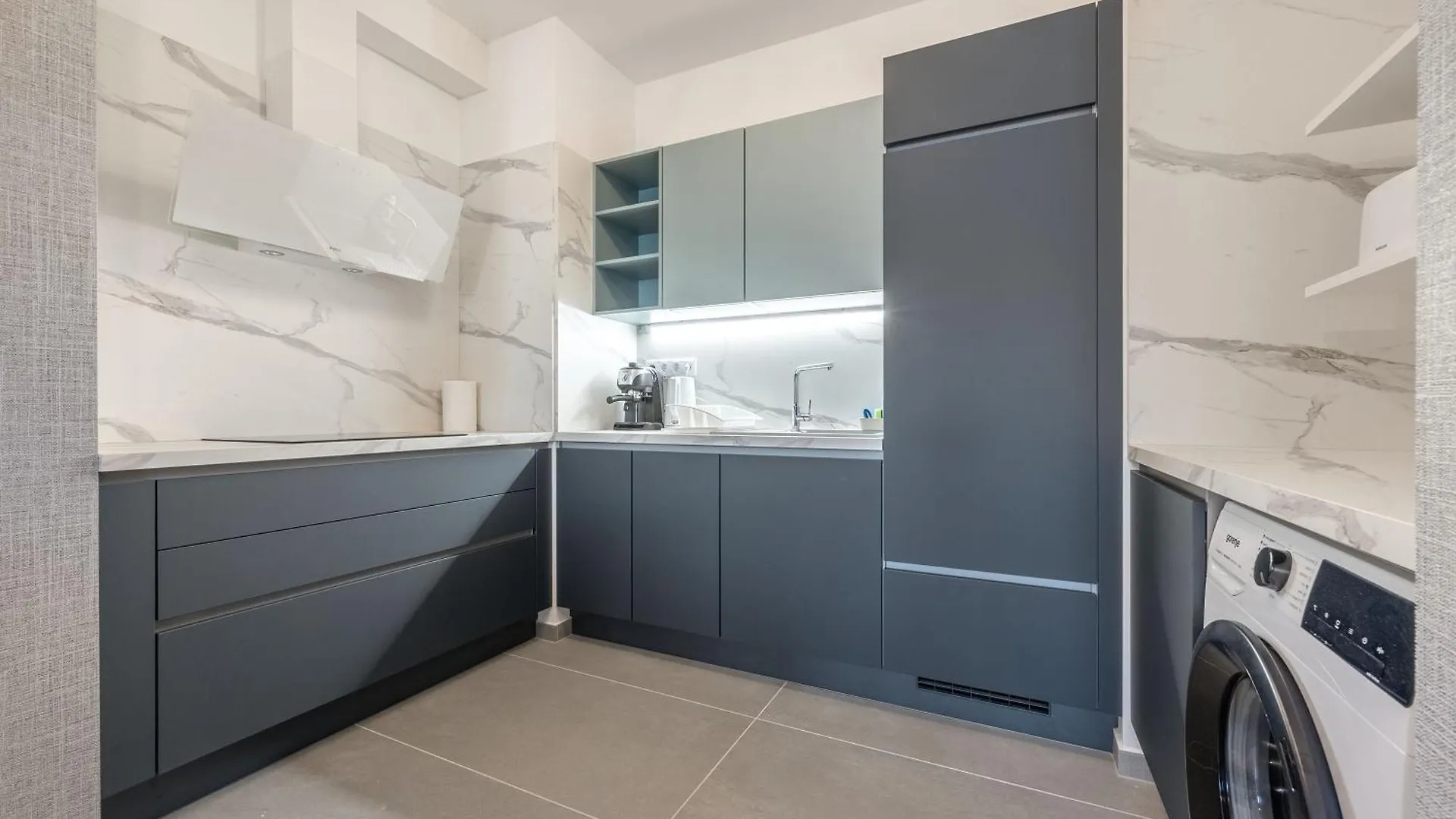 Condo With Garage And Balcony In City Center Budapest Apartment